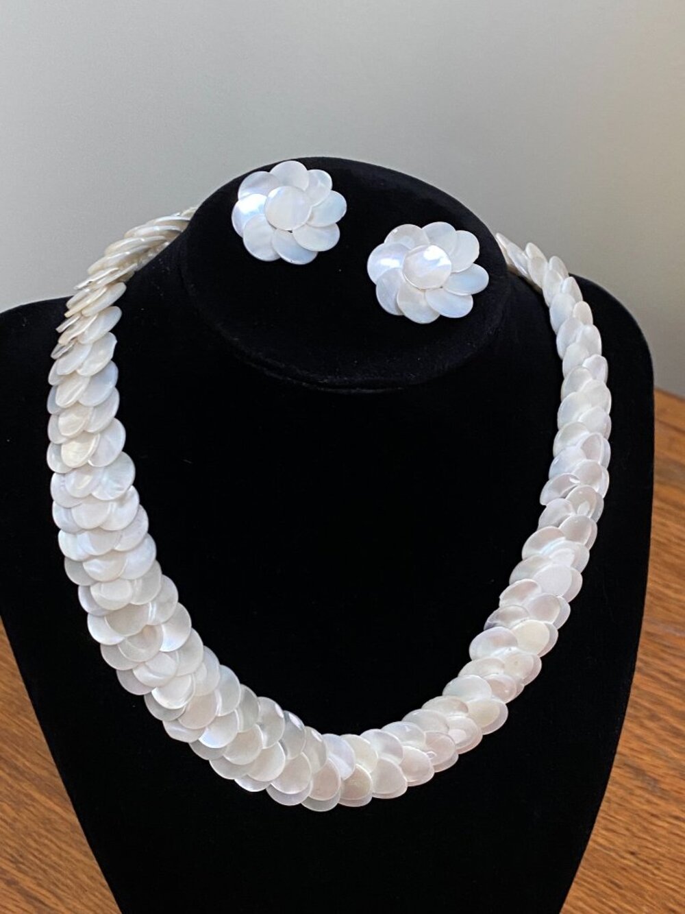 Vintage Mother‑of‑Pearl Shell Disc Necklace & Clip‑On Earrings Set – Mid‑Century